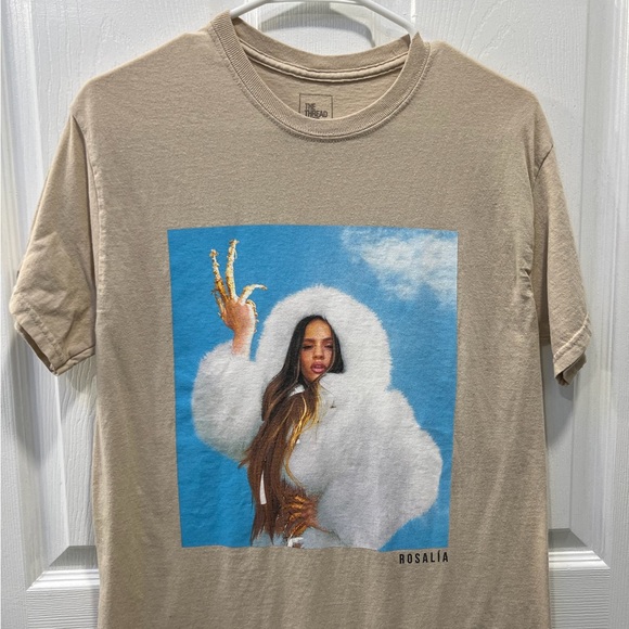 The Thread Shop Tops - Rosalía Graphic T-Shirt in Tan
